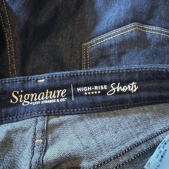 Signature Levi Strauss High-Rise‎ Denim Shorts - Dark Wash Distressed Size 8/29W - Picture 6 of 9
